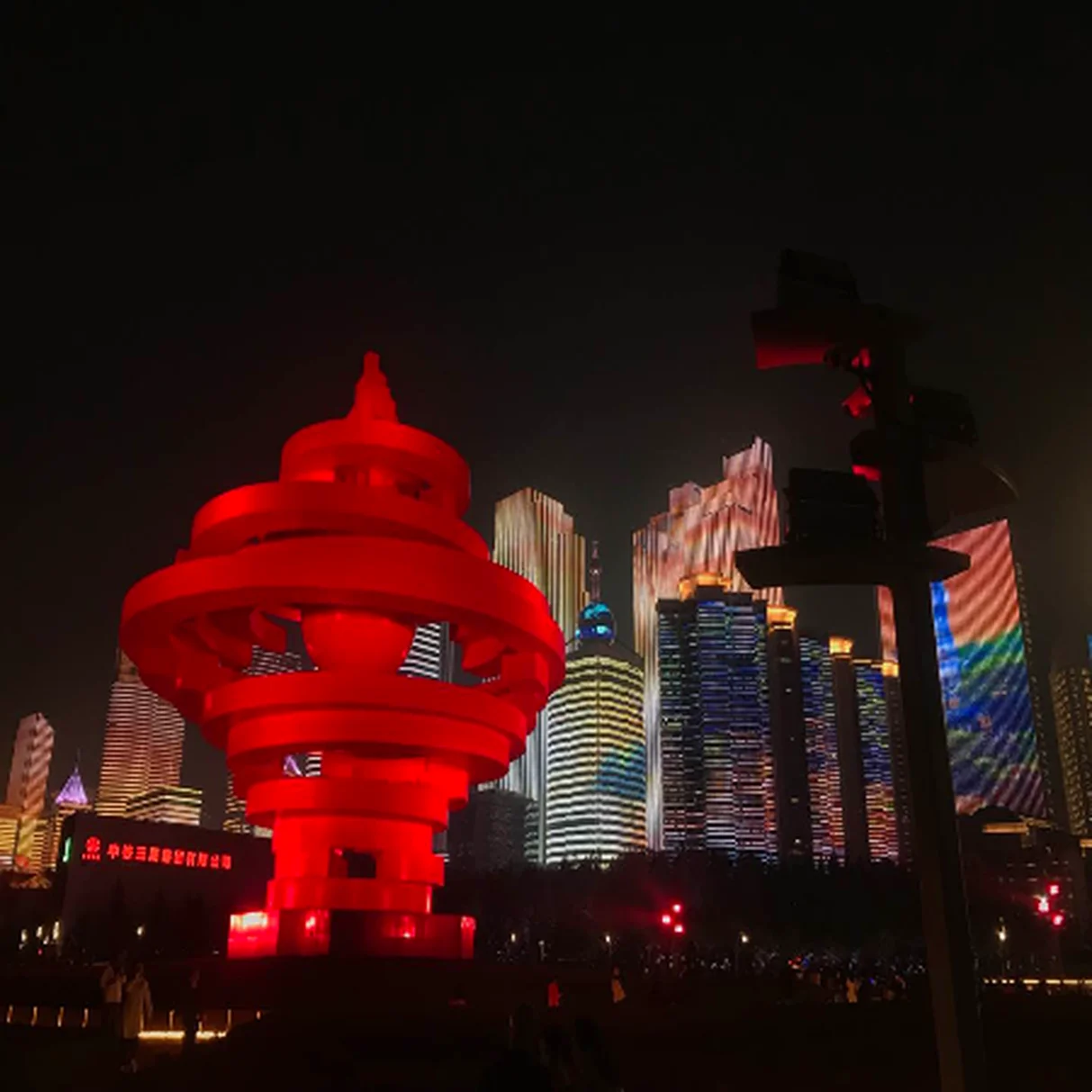 碧海蓝天，红瓦绿树